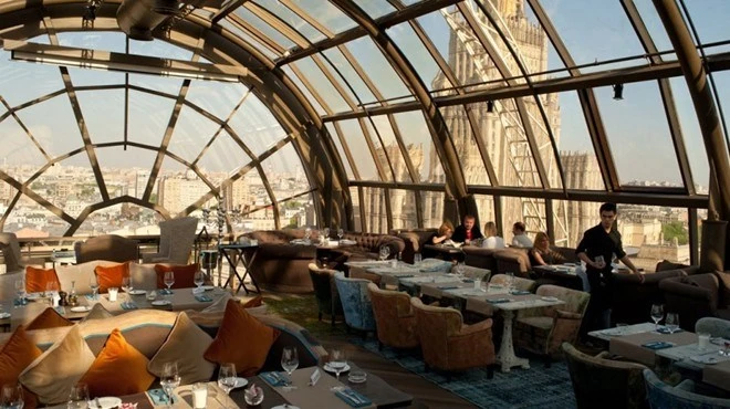 7. White Rabbit Restaurant & Bar, Moscow, Nga. Moscow là một thành phố cực kỳ sôi động với những kiến trúc lịch sử có giá trị. Ngồi thư giãn tại White Rabbit bạn sẽ được nhìn ngắm bức tranh toàn cảnh của thành phố nhộn nhịp phía dưới và thưởng thức những món ăn ngon tuyệt vời. 7. White Rabbit Restaurant & Bar, Moscow, Nga. Moscow là một thành phố cực kỳ sôi động với những kiến trúc lịch sử có giá trị. Ngồi thư giãn tại White Rabbit bạn sẽ được nhìn ngắm bức tranh toàn cảnh của thành phố nhộn nhịp phía dưới và thưởng thức những món ăn ngon tuyệt vời.