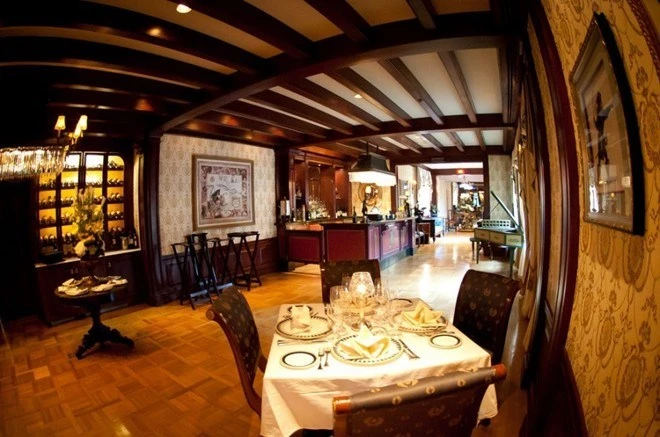 9. Club 33, Disneyland, California. Được đặt tên theo vị trí số 33 phố Royal Street tại quảng trường New Orleans, Disneyland, California, câu lạc bộ Club 33 phục vụ thực đơn tiêu chuẩn 5 sao với các món ăn Pháp, Mỹ. Câu lạc bộ này được trang trí theo phong cách cổ điển do chính tay Walt Disney và vợ ông lựa chọn. Đây cũng là nơi duy nhất tại Disneyland có phục vụ rượu. 9. Club 33, Disneyland, California. Được đặt tên theo vị trí số 33 phố Royal Street tại quảng trường New Orleans, Disneyland, California, câu lạc bộ Club 33 phục vụ thực đơn tiêu chuẩn 5 sao với các món ăn Pháp, Mỹ. Câu lạc bộ này được trang trí theo phong cách cổ điển do chính tay Walt Disney và vợ ông lựa chọn. Đây cũng là nơi duy nhất tại Disneyland có phục vụ rượu.