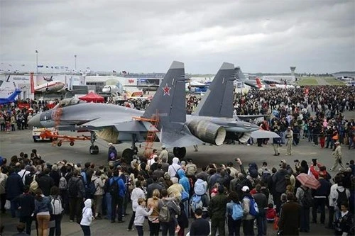 Máy bay Su-35 của Nga rất được quan tâm tại một cuộc triển lãm ở Pa-ri. Ảnh: AFP Máy bay Su-35 của Nga rất được quan tâm tại một cuộc triển lãm ở Pa-ri. Ảnh: AFP