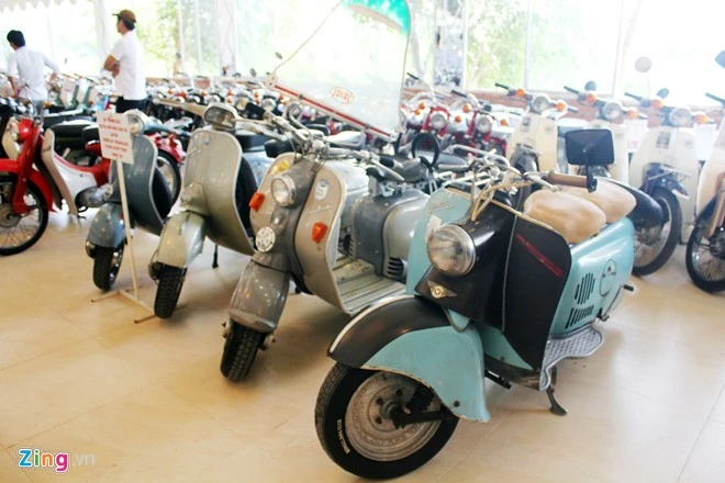 Chiếc Berlin Roller SR 50 sản xuất tại Đức vào năm 1959 (màu xanh đen) là mẫu xe thuộc hàng đỉnh nhất của bộ sưu tập này. Chiếc xe này vẫn giữ được các chi tiết và đường nét nguyên bản sau nhiều thập kỉ. Ngay cạnh Berlin Roller SR 50 làchiếc Lambretta LD 150 sản xuất từ năm 1955 đến 1958 cũng là mẫu xe nguyên bản. Chiếc Berlin Roller SR 50 sản xuất tại Đức vào năm 1959 (màu xanh đen) là mẫu xe thuộc hàng đỉnh nhất của bộ sưu tập này. Chiếc xe này vẫn giữ được các chi tiết và đường nét nguyên bản sau nhiều thập kỉ. Ngay cạnh Berlin Roller SR 50 làchiếc Lambretta LD 150 sản xuất từ năm 1955 đến 1958 cũng là mẫu xe nguyên bản.
