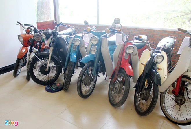 Chiếc xe màu xanh thứ 4 từ phải qua là Yamaha Mate 50, được sản xuất trong khoảng thời gian từ 1967 đến 1969. Bên cạnh là những mẫu xe khác như Kreidler Florett của Đức (màu xám, thứ 3 từ trong ra). Chiếc trong cùng là Simson SR 4-2. Chiếc xe màu xanh thứ 4 từ phải qua là Yamaha Mate 50, được sản xuất trong khoảng thời gian từ 1967 đến 1969. Bên cạnh là những mẫu xe khác như Kreidler Florett của Đức (màu xám, thứ 3 từ trong ra). Chiếc trong cùng là Simson SR 4-2.