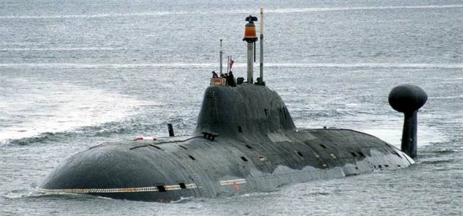 Tàu ngầm lớp Akula-II đã gây sửng rốt cho NATO bởi khả năng hoạt động cực êm của nó. Akula-II có thiết kế thủy động lực học tương tự tàu ngầm lớp Oscar-II, Sierra-II với đặc trưng là chiếc phao định vị thủy âm ở cuối đuôi tàu. Năm 2012, các phương tiện truyền thông đưa tin một tàu ngầm lớp Akula-II đã hoạt động trong vịnh Mexico mà không bị phát hiện đã gây ra cuộc tranh cải trong giới quân sự Mỹ. Tàu ngầm Akula-II được trang bị 4 ống phóng ngư lôi 533 mm, 4 ống phóng ngư lôi 650 mm, cơ số ngư lôi, tên lửa mang theo 40 quả. Akula-II có lượng giãn nước khi lặn tới 13.800 tấn, tốc độ tối đa khi lặn 33 hải lý/giờ, thời gian hoạt động liên tục 100 ngày tùy thuộc vào nhu yếu phẩm cho thủy thủ đoàn. Ảnh: Wikipedia Tàu ngầm lớp Akula-II đã gây sửng rốt cho NATO bởi khả năng hoạt động cực êm của nó. Akula-II có thiết kế thủy động lực học tương tự tàu ngầm lớp Oscar-II, Sierra-II với đặc trưng là chiếc phao định vị thủy âm ở cuối đuôi tàu. Năm 2012, các phương tiện truyền thông đưa tin một tàu ngầm lớp Akula-II đã hoạt động trong vịnh Mexico mà không bị phát hiện đã gây ra cuộc tranh cải trong giới quân sự Mỹ. Tàu ngầm Akula-II được trang bị 4 ống phóng ngư lôi 533 mm, 4 ống phóng ngư lôi 650 mm, cơ số ngư lôi, tên lửa mang theo 40 quả. Akula-II có lượng giãn nước khi lặn tới 13.800 tấn, tốc độ tối đa khi lặn 33 hải lý/giờ, thời gian hoạt động liên tục 100 ngày tùy thuộc vào nhu yếu phẩm cho thủy thủ đoàn. Ảnh: Wikipedia