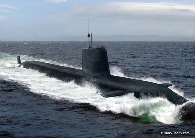 Nhà sản xuất BAE Systems từng giới thiệu Astute là lớp tàu ngầm tấn công hạt nhân tiên tiến nhất thế giới. Astute là một trong những tàu ngầm đắt đỏ nhất thế giới với chi phí lên đến 1,160 tỷ bảng Anh/chiếc. Thân tàu được phủ 39.000 viên gạch cao su chống âm giúp tàu ngầm tàng hình tốt hơn. Các phương tiện truyền thông Anh từng nói rằng, tàu ngầm Astute tạo ra tiếng ồn hoạt động còn ít hơn một con cá heo. Cảm biến chính của tàu là hệ thống định vị thủy âm mạng pha đa chức năng 2076 được giới thiệu là tốt nhất trong các loại định vị thủy âm trên tàu ngầm hiên nay. Tàu được trang bị 6 ống phóng ngư lôi 533 mm có khả năng mang theo 38 ngư lôi và tên lửa hành trình Tomahawk. Astute có lượng giãn nước khi lặn 7.400 tấn, tốc độ tối đa khi lặn 30 hải lý/giờ. Ảnh: Military-today Nhà sản xuất BAE Systems từng giới thiệu Astute là lớp tàu ngầm tấn công hạt nhân tiên tiến nhất thế giới. Astute là một trong những tàu ngầm đắt đỏ nhất thế giới với chi phí lên đến 1,160 tỷ bảng Anh/chiếc. Thân tàu được phủ 39.000 viên gạch cao su chống âm giúp tàu ngầm tàng hình tốt hơn. Các phương tiện truyền thông Anh từng nói rằng, tàu ngầm Astute tạo ra tiếng ồn hoạt động còn ít hơn một con cá heo. Cảm biến chính của tàu là hệ thống định vị thủy âm mạng pha đa chức năng 2076 được giới thiệu là tốt nhất trong các loại định vị thủy âm trên tàu ngầm hiên nay. Tàu được trang bị 6 ống phóng ngư lôi 533 mm có khả năng mang theo 38 ngư lôi và tên lửa hành trình Tomahawk. Astute có lượng giãn nước khi lặn 7.400 tấn, tốc độ tối đa khi lặn 30 hải lý/giờ. Ảnh: Military-today