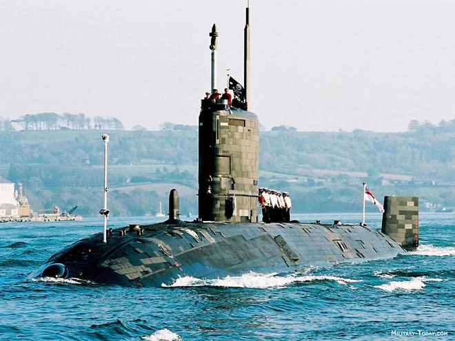 Trafalgar là loại tàu ngầm tấn công hạt nhân được đưa vào hoạt động trong hải quân Hoàng gia Anh từ năm 1983. 7 chiếc đã được đóng mới trong đó 4 chiếc vẫn còn hoạt động. Năm 1993, Trafalgar lập kỷ lục với thời gian hoạt động liên tục dưới nước lên đến 66.000 km trong chuyến hành trình đến Australia. Tàu được trang bị một lò phản ứng hạt nhân Rolls Royce PWR1. Tàu sử dụng hệ thống bơm phun để di chuyển thay cho chân vịt giúp hoạt động êm hơn. Cảm biến chính của tàu ngầmTrafalgar là hệ thống định vị thủy âm mạng pha đa chức năng 2076 vốn được mô tả như là hệ thống định vị thủy âm hiện đại nhất thế giới. Tàu ngầm Trafalgar có lượng giãn nước khi lặn 5.300 tấn, tốc độ tối đa khi lặn 32 hải lý/giờ. Nó được trang bị 5 ống phóng ngư lôi 533 mm có khả năng phóng tên lửa hành trình tấn công mặt đất Tomahawk, với cơ số ngư lôi, tên lửa mang theo là 30 quả. Ảnh: Military-today Trafalgar là loại tàu ngầm tấn công hạt nhân được đưa vào hoạt động trong hải quân Hoàng gia Anh từ năm 1983. 7 chiếc đã được đóng mới trong đó 4 chiếc vẫn còn hoạt động. Năm 1993, Trafalgar lập kỷ lục với thời gian hoạt động liên tục dưới nước lên đến 66.000 km trong chuyến hành trình đến Australia. Tàu được trang bị một lò phản ứng hạt nhân Rolls Royce PWR1. Tàu sử dụng hệ thống bơm phun để di chuyển thay cho chân vịt giúp hoạt động êm hơn. Cảm biến chính của tàu ngầmTrafalgar là hệ thống định vị thủy âm mạng pha đa chức năng 2076 vốn được mô tả như là hệ thống định vị thủy âm hiện đại nhất thế giới. Tàu ngầm Trafalgar có lượng giãn nước khi lặn 5.300 tấn, tốc độ tối đa khi lặn 32 hải lý/giờ. Nó được trang bị 5 ống phóng ngư lôi 533 mm có khả năng phóng tên lửa hành trình tấn công mặt đất Tomahawk, với cơ số ngư lôi, tên lửa mang theo là 30 quả. Ảnh: Military-today