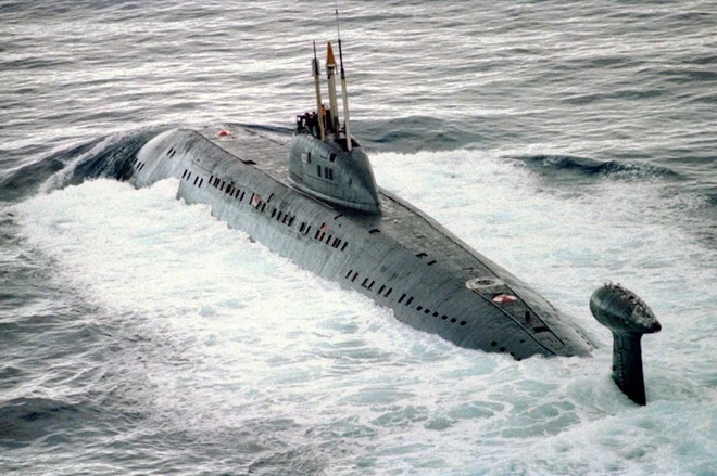 Victor-III là biến thể hiện đại hóa từ tàu ngầm tấn công hạt nhân Đề án 671. Tàu ngầm Victor-III nổi bật bởi chiếc phao định vị thủy âm hình giọt nước nằm phía trên cánh lái ở cuối đuôi tàu. Lớp tàu ngầm này được áp dụng nhiều công nghệ mới giúp nó hoạt động êm hơn so với các lớp tàu ngầm trước đó và được đánh giá tương đương với tàu ngầm lớpSturgeon của Mỹ. Victor-III được trang bị hai ống phóng ngư lôi 650 mm được sử dụng để phóng tên lửa chống hạm RPK-6 Vodopad/RPK-7 Veter (SS-N-16 Stallion) tầm bắn 100 km, 4 ống phóng ngư lôi 533 mm được sử dụng để phóng loại ngư lôi đáng sợ nhất thế giới VA-111 Shkval. Ảnh: Wikipedia Victor-III là biến thể hiện đại hóa từ tàu ngầm tấn công hạt nhân Đề án 671. Tàu ngầm Victor-III nổi bật bởi chiếc phao định vị thủy âm hình giọt nước nằm phía trên cánh lái ở cuối đuôi tàu. Lớp tàu ngầm này được áp dụng nhiều công nghệ mới giúp nó hoạt động êm hơn so với các lớp tàu ngầm trước đó và được đánh giá tương đương với tàu ngầm lớpSturgeon của Mỹ. Victor-III được trang bị hai ống phóng ngư lôi 650 mm được sử dụng để phóng tên lửa chống hạm RPK-6 Vodopad/RPK-7 Veter (SS-N-16 Stallion) tầm bắn 100 km, 4 ống phóng ngư lôi 533 mm được sử dụng để phóng loại ngư lôi đáng sợ nhất thế giới VA-111 Shkval. Ảnh: Wikipedia