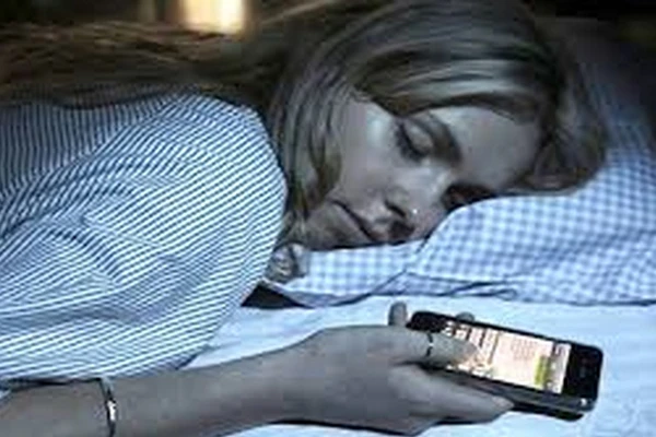 Sử dụng smartphone để gửi tin nhắn hay lướt facebook trước khi ngủ có tại hại lâu dài đến sức khỏe của bạn Sử dụng smartphone để gửi tin nhắn hay lướt facebook trước khi ngủ có tại hại lâu dài đến sức khỏe của bạn