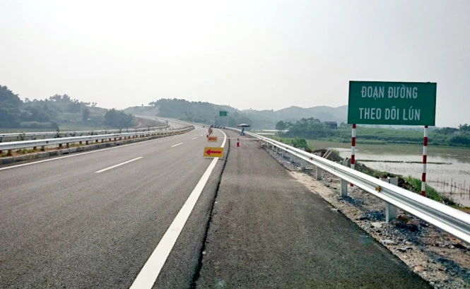 Khu vực xuất hiện vết nứt thuộc đoạn đường theo dõi lún - Ảnh: VEC Khu vực xuất hiện vết nứt thuộc đoạn đường theo dõi lún - Ảnh: VEC
