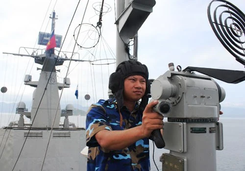 Trên Quân cảng Cam Ranh, ngay từ sáng sớm, các thủy thủ đã thức dậy để chuẩn bị cho một ngày làm việc. Các tàu chiến đều hướng mũi ra biển, sẵn sàng ra khơi thực hiện nhiệm vụ bảo vệ chủ quyền biển đảo thiêng liêng của Tổ quốc. Tàu Đinh Tiên Hoàng nhẹ nhàng rẽ sóng lướt ra khỏi vị trí neo đậu và hú ba hồi còi hùng tráng, chào đất liền đi thực hiện nhiệm vụ. Tàu Đinh Tiên Hoàng đè sóng, dẫn đầu đội hình biên đội hướng ra biển Đông. Sân đỗ trực thăng được bố trí ở mặt boong phía sau của Tàu Đinh Tiên Hoàng luôn sẵn sàng đón nhận các loại trực thăng săn ngầm: AK 28, AK 32, thủy phi cơ DHC-6 của Không quân Hải quân cùng phối hợp thực hiện nhiệm vụ bảo vệ chủ quyền biển đảo thiêng liêng của Tổ quốc. Chỉ huy và các trưởng ngành trên Tàu Đinh Tiên Hoàng nhận định tình hình, xác định các mục tiêu trên biển mà hệ thống ra-đa trên tàu phát hiện được. Các thủy thủ chăm chú quan sát, sử dụng thành thục hải đồ điện tử, điều khiển tàu đi đúng hành trình và đến đúng vị trí phối hợp huấn luyện. Chiến sĩ trực bên súng máy phòng không luôn tăng cường quan sát bầu trời, sẵn sàng chờ lệnh chỉ huy. Trong phòng điều hành máy tàu, chỉ huy ngành và các nhân viên chăm chú quan sát, nắm chắc tình trạng kỹ thuật của các máy tàu. Họ sẵn sàng xử lý các tình huống đột xuất có thể xảy ra. Một thủy thủ túc trực bên tiếng máy tàu ở hầm máy. Kết thúc huấn luyện trên biển, khi trở về cảng, các thủy thủ lại lau dọn thân tàu sạch bóng. Trên Quân cảng Cam Ranh, ngay từ sáng sớm, các thủy thủ đã thức dậy để chuẩn bị cho một ngày làm việc. Các tàu chiến đều hướng mũi ra biển, sẵn sàng ra khơi thực hiện nhiệm vụ bảo vệ chủ quyền biển đảo thiêng liêng của Tổ quốc. Tàu Đinh Tiên Hoàng nhẹ nhàng rẽ sóng lướt ra khỏi vị trí neo đậu và hú ba hồi còi hùng tráng, chào đất liền đi thực hiện nhiệm vụ. Tàu Đinh Tiên Hoàng đè sóng, dẫn đầu đội hình biên đội hướng ra biển Đông. Sân đỗ trực thăng được bố trí ở mặt boong phía sau của Tàu Đinh Tiên Hoàng luôn sẵn sàng đón nhận các loại trực thăng săn ngầm: AK 28, AK 32, thủy phi cơ DHC-6 của Không quân Hải quân cùng phối hợp thực hiện nhiệm vụ bảo vệ chủ quyền biển đảo thiêng liêng của Tổ quốc. Chỉ huy và các trưởng ngành trên Tàu Đinh Tiên Hoàng nhận định tình hình, xác định các mục tiêu trên biển mà hệ thống ra-đa trên tàu phát hiện được. Các thủy thủ chăm chú quan sát, sử dụng thành thục hải đồ điện tử, điều khiển tàu đi đúng hành trình và đến đúng vị trí phối hợp huấn luyện. Chiến sĩ trực bên súng máy phòng không luôn tăng cường quan sát bầu trời, sẵn sàng chờ lệnh chỉ huy. Trong phòng điều hành máy tàu, chỉ huy ngành và các nhân viên chăm chú quan sát, nắm chắc tình trạng kỹ thuật của các máy tàu. Họ sẵn sàng xử lý các tình huống đột xuất có thể xảy ra. Một thủy thủ túc trực bên tiếng máy tàu ở hầm máy. Kết thúc huấn luyện trên biển, khi trở về cảng, các thủy thủ lại lau dọn thân tàu sạch bóng.