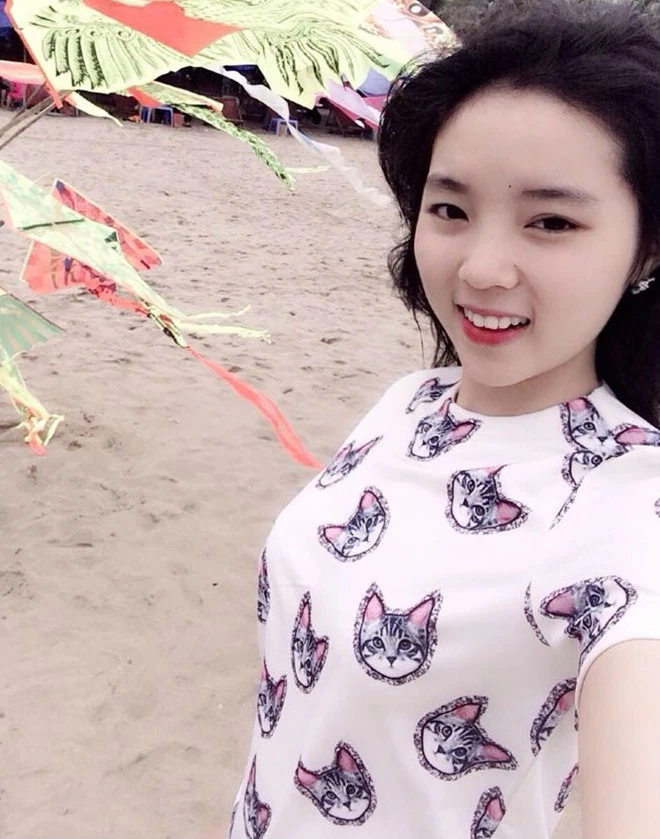 Cũng giống bao bạn gái ở độ tuổi teen khác, Nguyễn Cao Kỳ Duyên rất chăm chỉ chụp ảnh "tự sướng". Ảnh đời thường từ quê mùa đến hot girl của hoa hậu Kỳ Duyên