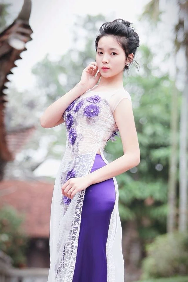 Cô chụp ảnh với áo dài. Ảnh đời thường từ quê mùa đến hot girl của hoa hậu Kỳ Duyên