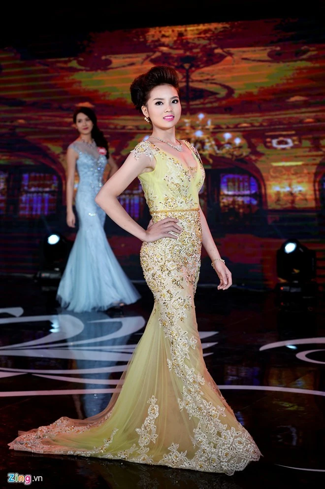 Hình ảnh đầu tiên của Nguyễn Cao Kỳ Duyên ở vòng chung khảo khu vực miền Bắc. Tại thời điểm này, cô sở hữu chiều cao 1,73m, số đo ba vòng 86-66-93 và cân nặng khoảng 59 kg. Ảnh đời thường từ quê mùa đến hot girl của hoa hậu Kỳ Duyên
