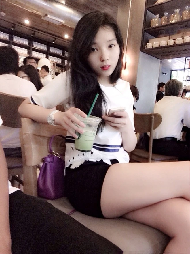 Tại thời điểm đăng quang Hoa hậu Việt Nam 2014, Kỳ Duyên bị nhiều người nhận xét trông hơi già và dữ dằn, không xinh bằng hai á hậu. Tuy nhiên, có lẽ do lỗi trang điểm đậm đã khiến cô bị già hơn so với tuổi. Ở bức ảnh đời thường này, cô vẫn trẻ trung, đúng với lứa tuổi của mình. Ảnh đời thường từ quê mùa đến hot girl của hoa hậu Kỳ Duyên