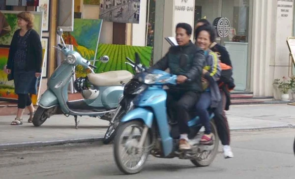 Nhiều người dân vi phạm giao thông dịp Tết ảnh 5