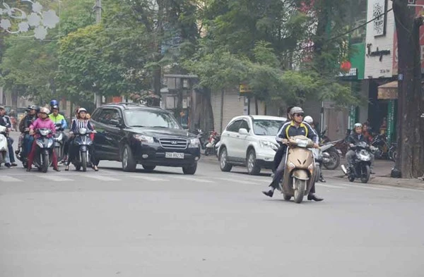 Nhiều người dân vi phạm giao thông dịp Tết ảnh 11