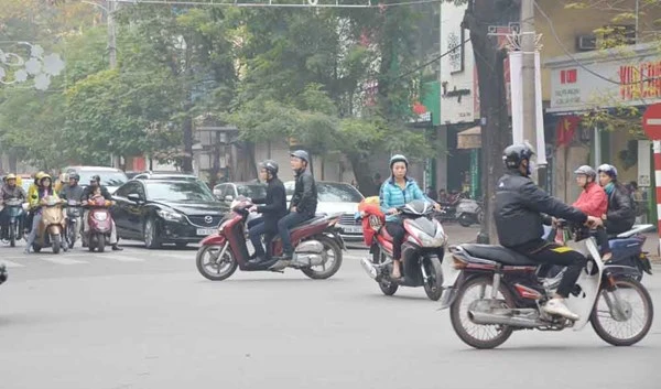 Nhiều người dân vi phạm giao thông dịp Tết ảnh 10