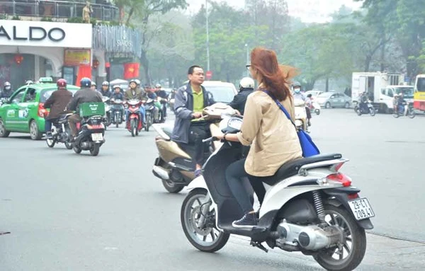 Nhiều người dân vi phạm giao thông dịp Tết ảnh 6