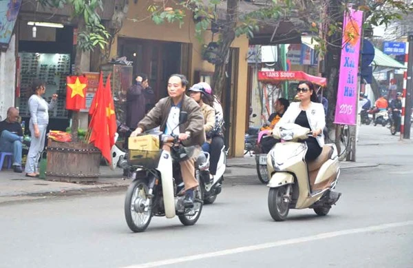 Nhiều người dân vi phạm giao thông dịp Tết ảnh 7
