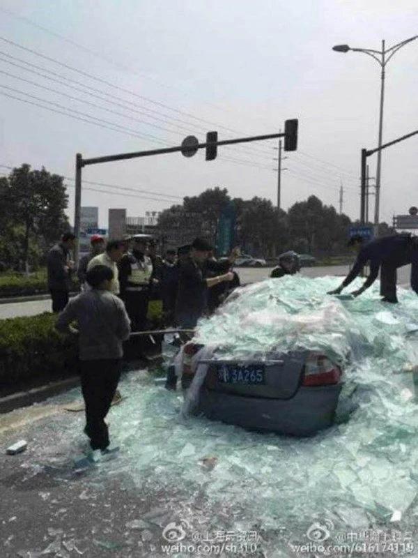 Trung Quốc: Thủy tinh tràn từ xe tải đè chết 3 người trên ô tô ảnh 4