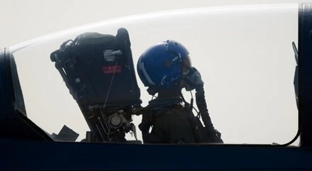 Phi công lái máy bay T67 Firefly.