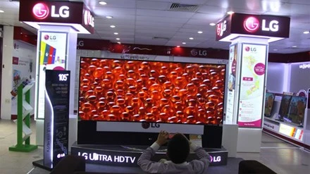 Chiếc Tivi giá gần 2 tỷ đồng về Việt Nam ảnh 1 Chiếc Tivi giá gần 2 tỷ đồng về Việt Nam ảnh 1