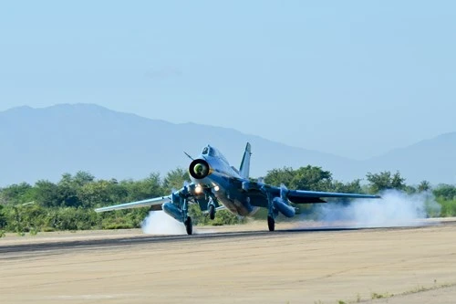 Hình ảnh bay huấn luyện Su-22 tại Trung đoàn không quân 937 ảnh 13 Hình ảnh bay huấn luyện Su-22 tại Trung đoàn không quân 937 ảnh 13
