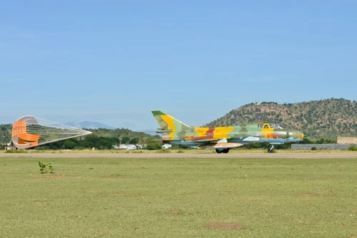 Hình ảnh bay huấn luyện Su-22 tại Trung đoàn không quân 937 ảnh 14 Hình ảnh bay huấn luyện Su-22 tại Trung đoàn không quân 937 ảnh 14