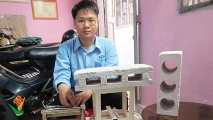 Nguyễn Cao Hoàng Sang cùng các dụng cụ chế tạo gạch từ giấy phế thải