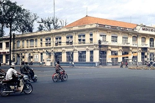 Hình ảnh xe cộ trên đường phố Sài Gòn trước 30/4/1975 ảnh 12 Hình ảnh xe cộ trên đường phố Sài Gòn trước 30/4/1975 ảnh 12
