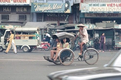 Hình ảnh xe cộ trên đường phố Sài Gòn trước 30/4/1975 ảnh 23 Hình ảnh xe cộ trên đường phố Sài Gòn trước 30/4/1975 ảnh 23