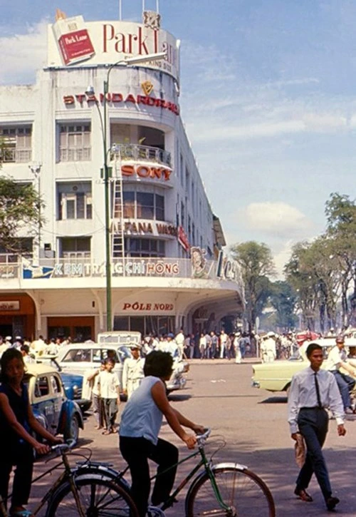 Hình ảnh xe cộ trên đường phố Sài Gòn trước 30/4/1975 ảnh 4 Hình ảnh xe cộ trên đường phố Sài Gòn trước 30/4/1975 ảnh 4