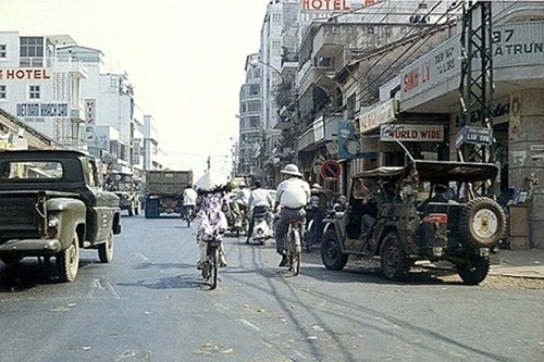 Hình ảnh xe cộ trên đường phố Sài Gòn trước 30/4/1975 ảnh 9 Hình ảnh xe cộ trên đường phố Sài Gòn trước 30/4/1975 ảnh 9