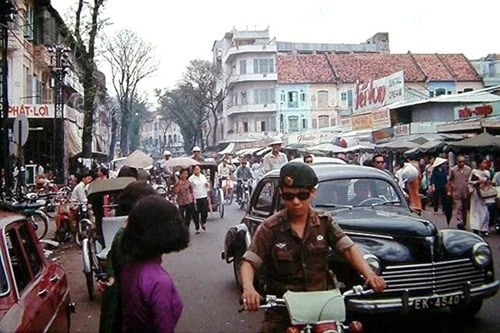 Hình ảnh xe cộ trên đường phố Sài Gòn trước 30/4/1975 ảnh 2 Hình ảnh xe cộ trên đường phố Sài Gòn trước 30/4/1975 ảnh 2