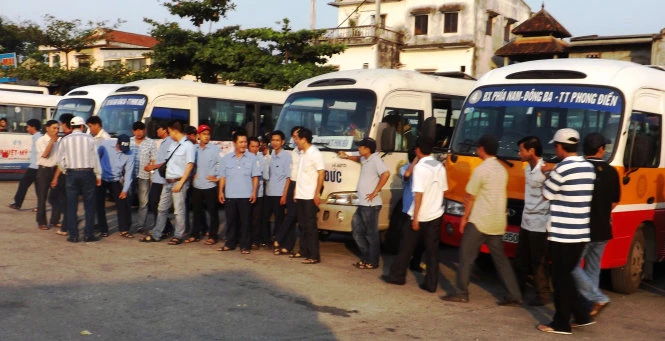 Hàng chục lái xe và phụ lái xe buýt đã đình công khiến hoạt động của các tuyến xe buýt của tỉnh Thừa Thiên - Huế bị tê liệt trong nhiều giờ - Ảnh: Nguyên Linh Hàng chục lái xe và phụ lái xe buýt đã đình công khiến hoạt động của các tuyến xe buýt của tỉnh Thừa Thiên - Huế bị tê liệt trong nhiều giờ - Ảnh: Nguyên Linh