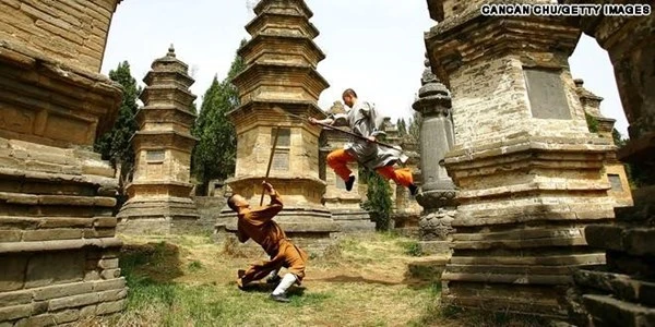 Võ thuật Trung Hoa (còn được biết đến với cái tên kungfu) khởi nguồn từ nền văn hóa cổ xưa của Trung Quốc và bắt nguồn từ Đạo Gia. Do đó, võ thuật có liên quan đến tu luyện. Ngoài việc nâng cao đạo đức cũng như kỹ thuật và thủ pháp, võ thuật còn có tác dụng tăng cường sức khỏe và dưỡng sinh, có chức năng phòng vệ và ngăn chặn bạo lực. Chùa Thiếu Lâm ở tỉnh Hà Nam, Trung Quốc là cái nôi của môn võ kungfu. Ngày nay, nó trở thành địa điểm du lịch hấp dẫn. Nơi đào tạo võ Thiếu Lâm huyền thoại