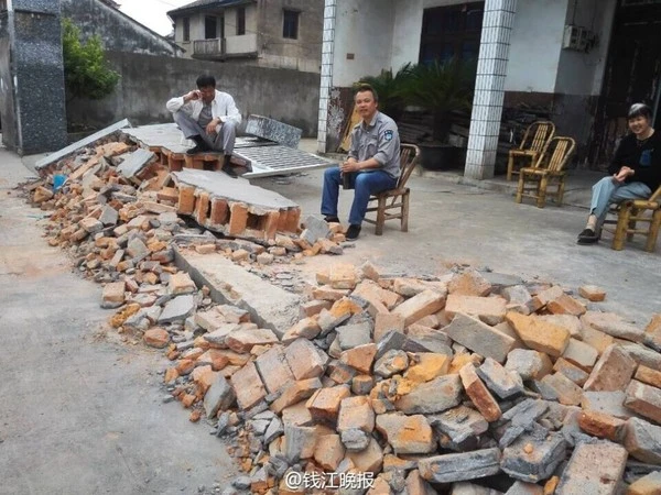 Vợ đòi ly hôn, chồng mang xe ủi san phẳng nhà bố mẹ vợ ảnh 3
