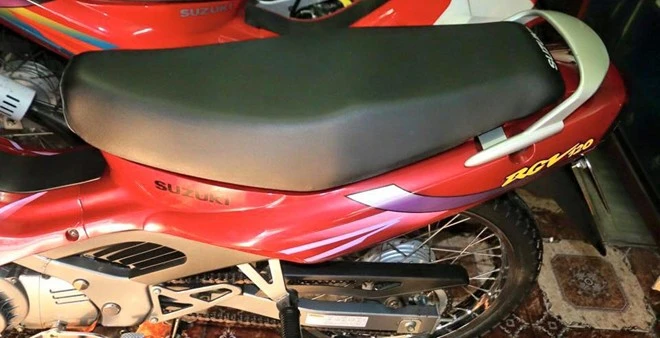 Xe ít chạy nên yên còn vuông cạnh, lớp da vẫn còn nhám, trong khi dàn áo và tem zin vẫn chưa bị trày xước. Suzuki RGV hàng hiếm được trả giá ngang Kia Morning