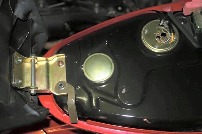 Nắp bình xăng và chốt yên sáng bóng. Suzuki RGV hàng hiếm được trả giá ngang Kia Morning
