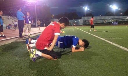 Văn Toàn bị đau nhẹ.