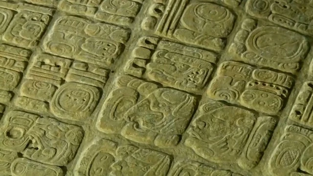 Bảng chữ đá cổ từ thế kỷ thứ 7 hé lộ bí ẩn về nền văn minh Maya ảnh 1