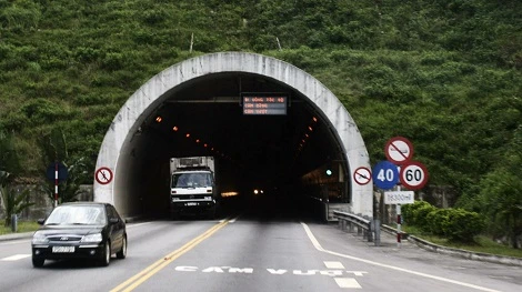 Qua hầm, không bật đèn, ôtô bị phạt bao nhiêu? ảnh 1