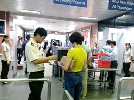 Nhiều hành khách bị lộ thông tin cá nhân từ các chuyến bay ảnh 1 Nhân viên an ninh hàng không kiểm tra giấy tờ nhân thân hành khách đi máy