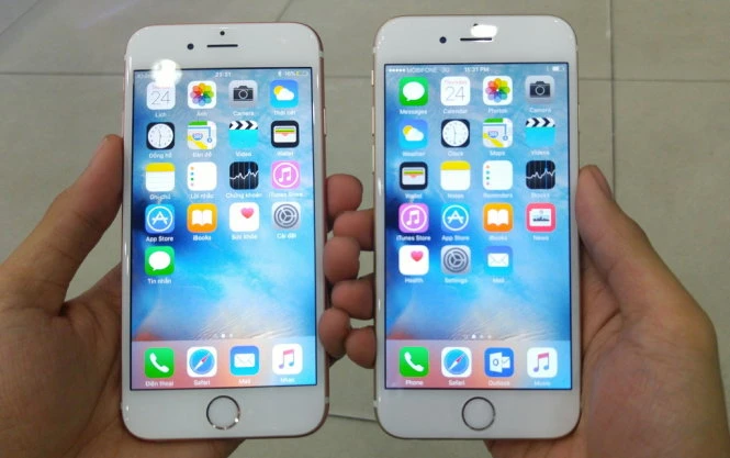 So sánh kiểu dáng không khác biệt của iPhone 6S hồng vàng (Rose Gold - trái) so với iPhone 6 vàng (Gold) - Ảnh: T.Trực So sánh kiểu dáng không khác biệt của iPhone 6S hồng vàng (Rose Gold - trái) so với iPhone 6 vàng (Gold) - Ảnh: T.Trực