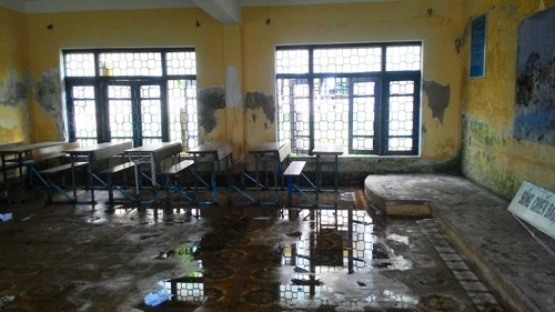 Trường 3 tầng lún cả mét, hàng trăm học sinh sơ tán khẩn - ảnh 2