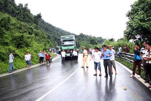 Hai xe khách đấu đầu trên đèo, hàng chục người hoảng loạn - ảnh 2