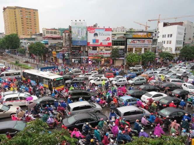 ... và một cơn "lũ" ùn tắc giao thông ở Hà nội trong mưasáng 8-9 tại giao lộ Nguyễn Phong Sắc - Cầu Giấy - Trần Thái Tông - Ảnh: M.QUANG ... và một cơn 'lũ' ùn tắc giao thông ở Hà nội trong mưasáng 8-9 tại giao lộ Nguyễn Phong Sắc - Cầu Giấy - Trần Thái Tông - Ảnh: M.QUANG