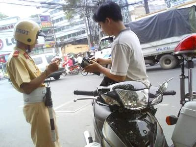 Bị công an giữ bằng lái xe, sau một năm có lấy lại được không? ảnh 1 Bị công an giữ bằng lái xe, sau một năm có lấy lại được không? ảnh 1