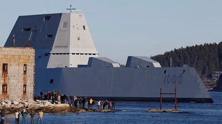 Choáng ngợp với tàu khu trục “khủng” giá 4,4 tỉ USD của Mỹ ảnh 1 USS Zumwalt sừng sững trên đường tiến ra biển (Ảnh: AP)