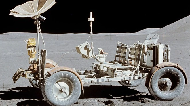 5. Hiện nay đang có ba chiếc ô tô điện “đậu” trên mặt trăng. Những chiếc xe có tên là Lunar Roving Vehicle được vận chuyển tới mặt trăng trong Chương trình Apollo năm 1971-1972 để giúp các phi hành gia chuyển động và bị bỏ lại sau khi sử dụng. Tổng chi phí sản xuất những chiếc xe này khoảng 37 triệu USD, khiến chúng trở thành một trong những chiếc ô tô điện đắt nhất mọi thời đại. 5. Hiện nay đang có ba chiếc ô tô điện “đậu” trên mặt trăng. Những chiếc xe có tên là Lunar Roving Vehicle được vận chuyển tới mặt trăng trong Chương trình Apollo năm 1971-1972 để giúp các phi hành gia chuyển động và bị bỏ lại sau khi sử dụng. Tổng chi phí sản xuất những chiếc xe này khoảng 37 triệu USD, khiến chúng trở thành một trong những chiếc ô tô điện đắt nhất mọi thời đại.