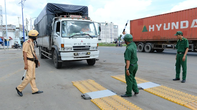 Có thể bỏ bằng lái xe để trốn nộp phạt hay không? ảnh 1 Tư vấn xử phạt đối với xe quá tại trọng ?
