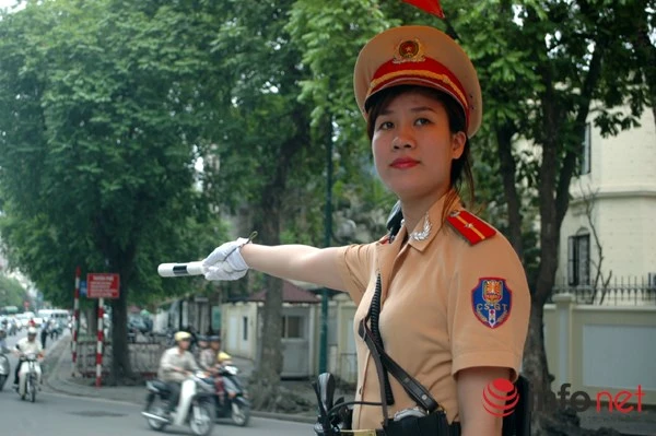 Nữ CSGT phân luồng giao thông trên phố của Thủ đô. Nữ CSGT phân luồng giao thông trên phố của Thủ đô.